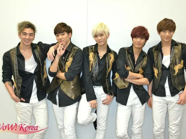 「NU’EST」左からベクホ、アロン、レン、JR、ミンヒョン