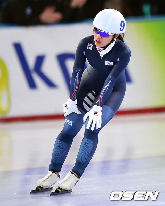 韓国女子スピードスケート長距離選手のキム・ボルムが2015-2016国際スケート連盟（ISU）スピードスケートW杯1次大会女子マススタートで逆転優勝し、金メダルを獲得した。（提供:OSEN）