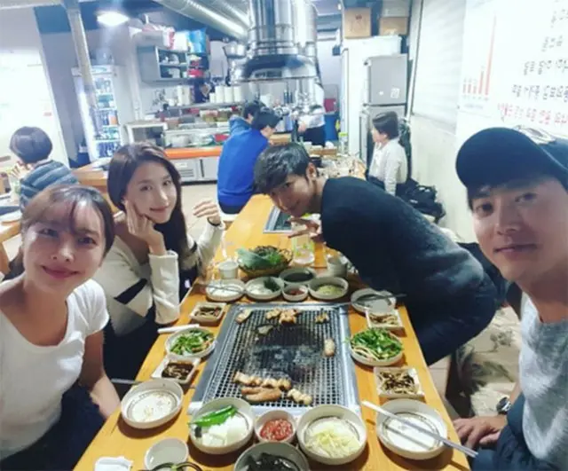 ”公開恋愛中”の韓国俳優イ・サンヨプ（32）と女優コン・ヒョンジュ（31）の焼き肉デートが公開され、話題だ。（提供:news1）