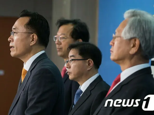 韓国・セウォル号特別調査委員会のセヌリ党推進委員は19日、野党推進特別調査委員らを中心に、特別調査委員会がセウォル号事故発生時の朴槿恵大統領の動静調査をおこなう方針を固めると、「総辞職」で反撃に出た。