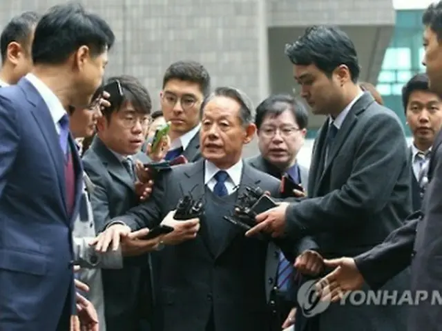 報道陣に囲まれた崔潤喜氏＝２４日、ソウル（聯合ニュース）