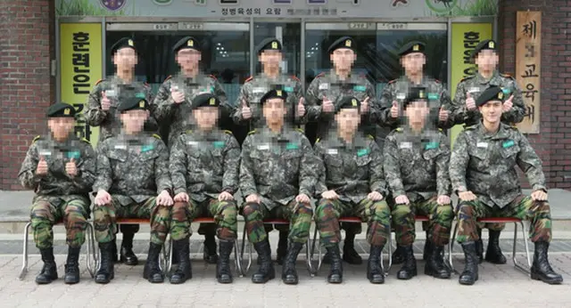 去る19日に入隊したアイドルグループ「SUPER JUNIOR」チェ・シウォンの軍服を着た勇ましい姿が公開された。（提供:陸軍訓練所）