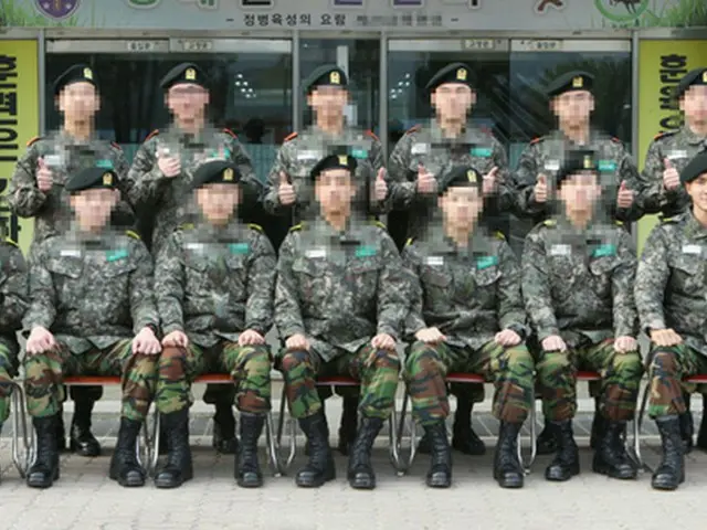 去る19日に入隊したアイドルグループ「SUPER JUNIOR」チェ・シウォンの軍服を着た勇ましい姿が公開された。（提供:陸軍訓練所）