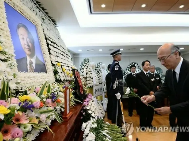 弔問に訪れた別所大使=24日、ソウル(聯合ニュース)