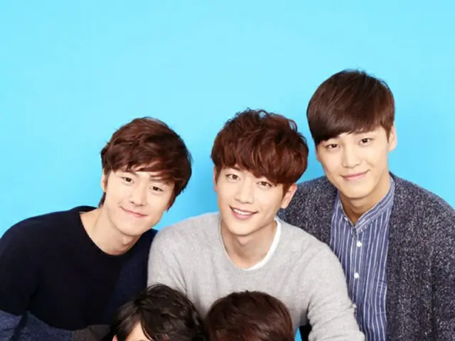 「5urprise」後列左からコンミョン、ソ・ガンジュン、イ・テファン、前列左からユイル、カン・テオ