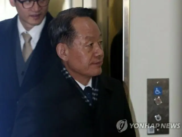 調べを終えて帰宅する崔氏＝２５日、ソウル（聯合ニュース）