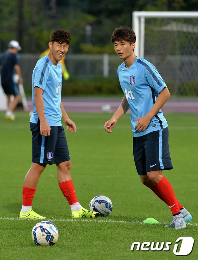 サッカー韓国代表キ・ソンヨン（26、スウォンジー）とソン・フンミン（23、トッテナム）が、アジアサッカー連盟（AFC）が選定する「ことしの国際選手」候補にノミネートされた。