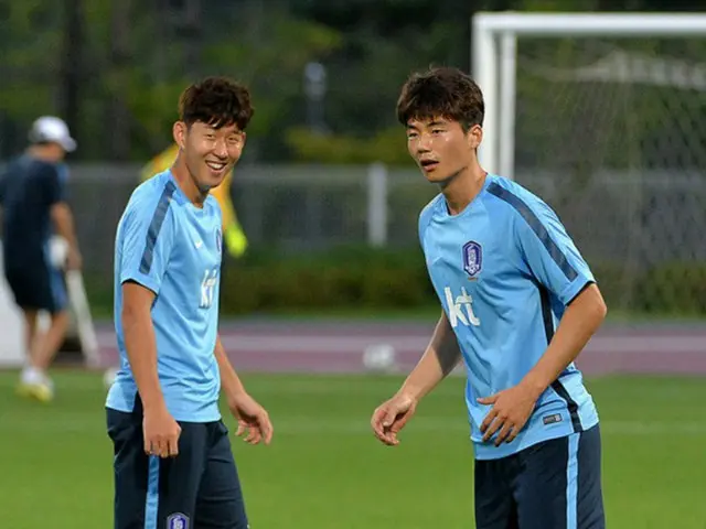 サッカー韓国代表キ・ソンヨン（26、スウォンジー）とソン・フンミン（23、トッテナム）が、アジアサッカー連盟（AFC）が選定する「ことしの国際選手」候補にノミネートされた。