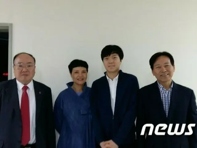 来年2月、韓国”最年少博士”タイトルを与えられることになっていた韓国の天才少年ことソン・ユグン（17）君の博士学位取得が事実上、白紙となった。（画像:左から3番目がソン・ユグン君）