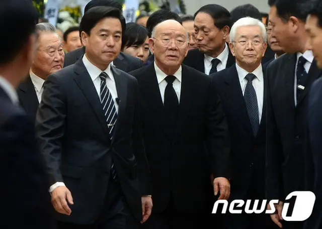 金泳三（キム・ヨンサム）元大統領と“36年の悪縁”を続けてきた全斗煥（チョン・ドゥファン）元大統領（写真中央）が25日、弔問に訪れた。（提供:news1）