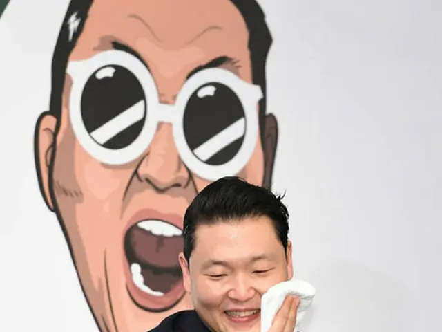 韓国歌手PSY（サイ、37）が「（世界的大ヒット曲）『江南スタイル（GANGNAM STYLE）』の重さが重くて、最近は江南（カンナム）にも行かない」と述べた。