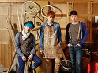 「JYJ」公式サイト、”完全体”での姿を公開 ”イケメン大工”に変身！