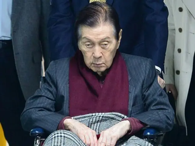 重光武雄ロッテグループ創業者が1日、次男である重光昭夫氏と佃孝之日本ホールディングス社長、小林正元韓国ロッテキャピタル代表ら3人を業務妨害及び財物隠匿容疑で告訴した。