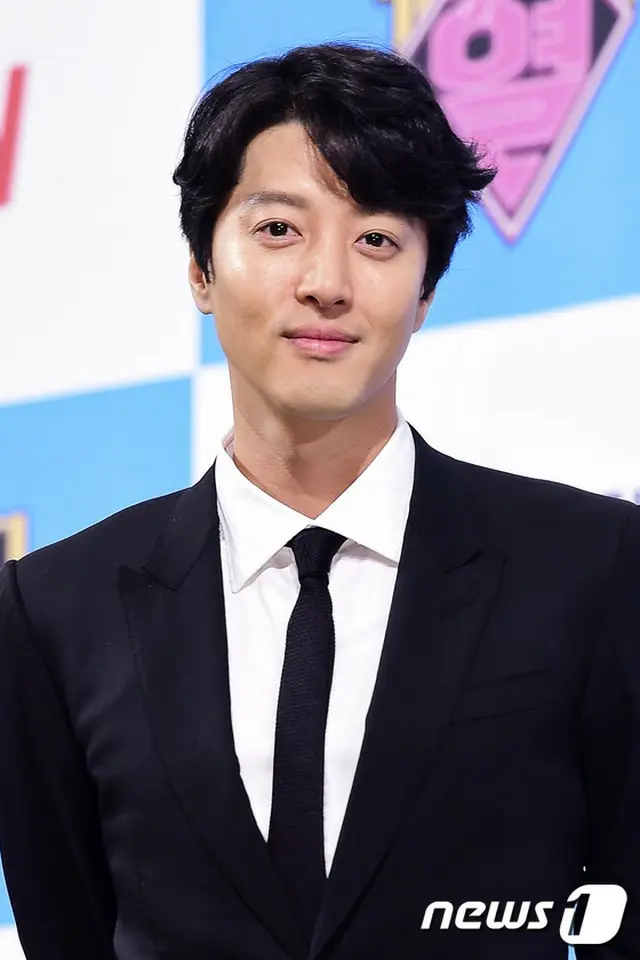 韓国俳優イ・ドンゴン（35）が現所属事務所FNCエンターテインメント（以下、FNC）と再契約を締結した。