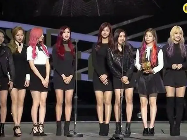 韓国ガールズグループ「TWICE」が2日に開催された「2015 Mnet Asian Music Awards（MAMA）」で新人賞を受賞し、名実共に“最高の新人”となった。（提供:OSEN）