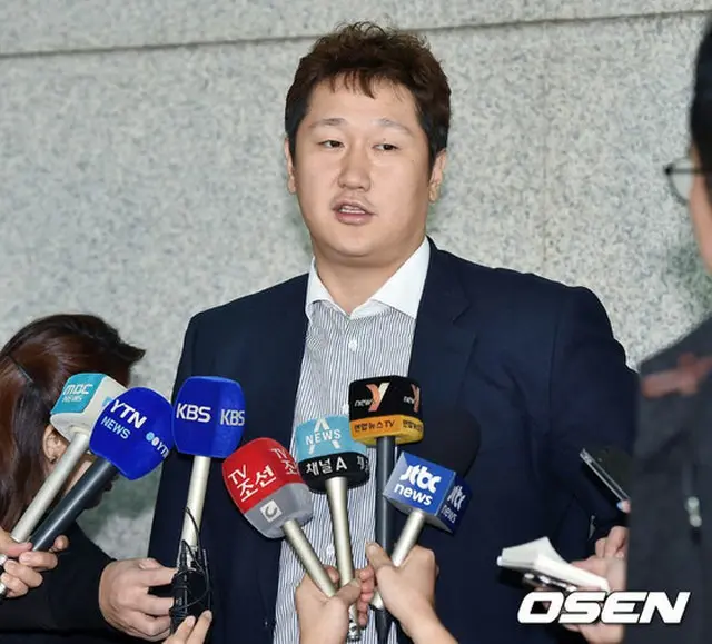 メジャーリーグ（MLB）挑戦を宣言した韓国のプロ野球選手イ・デホ（李大浩）が自信と共に米国行きの飛行機に搭乗した。