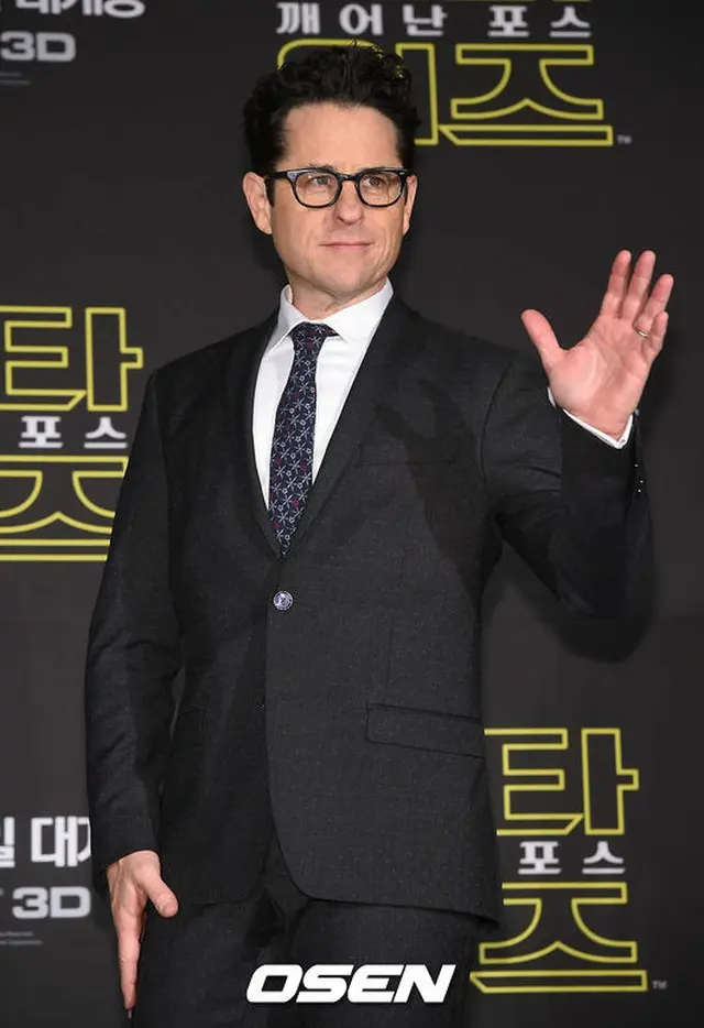 J・J・エイブラムス監督がアメリカのSF映像作品「スター・ウォーズ」シリーズの主要実写映画第7作について、ジャンルを問わない韓国の作品からも影響を受けたことを明かした。