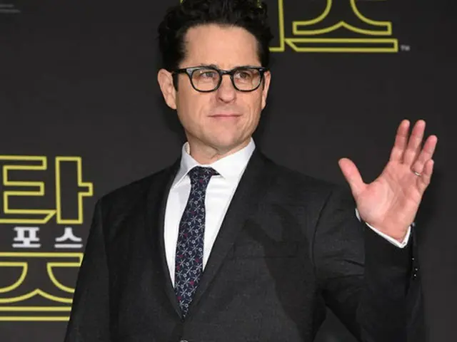 J・J・エイブラムス監督がアメリカのSF映像作品「スター・ウォーズ」シリーズの主要実写映画第7作について、ジャンルを問わない韓国の作品からも影響を受けたことを明かした。