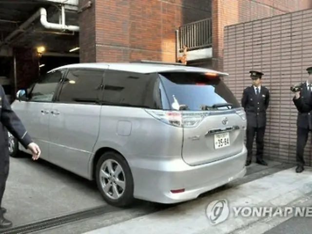 韓国人男性を乗せて警察署に入る車＝（共同＝聯合ニュース）