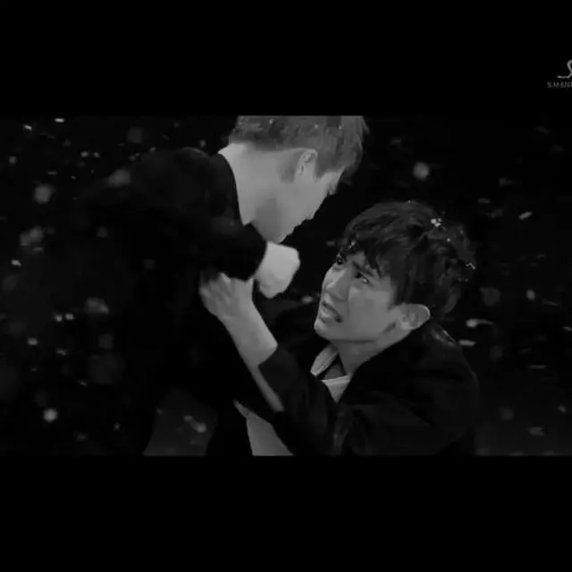 「EXO」CHANYEOLとSUHOが殴り合い？新曲MVで迫真の演技”溢れる涙”（提供:news1）