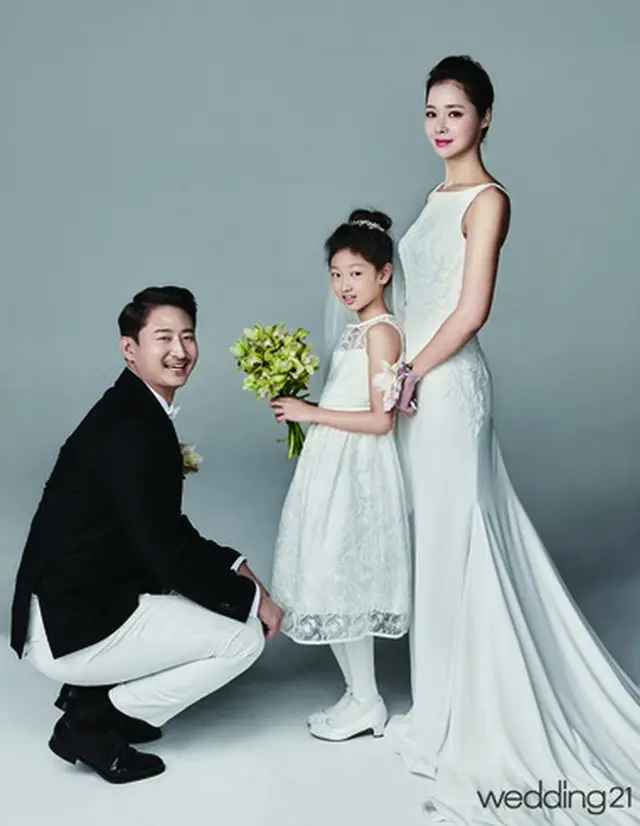 韓国プロ野球「LGツインズ」の看板打者パク・ヨンテク（36）が結婚10周年に合わせ、美しい家族写真を公開した。（提供:news1）