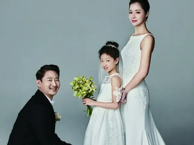 韓国プロ野球「LGツインズ」の看板打者パク・ヨンテク（36）が結婚10周年に合わせ、美しい家族写真を公開した。（提供:news1）