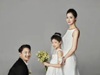 「LGツインズ」パク・ヨンテク、結婚10周年記念の家族写真公開