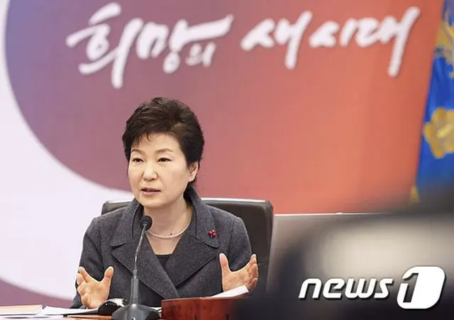 韓国の朴槿恵（パク・クネ）大統領は10日、女性の仕事と家庭の両立のためには「不要な残業・過度な会食のような長時間勤務になる要因を減らさなければならない」と強調した。（提供:news1）