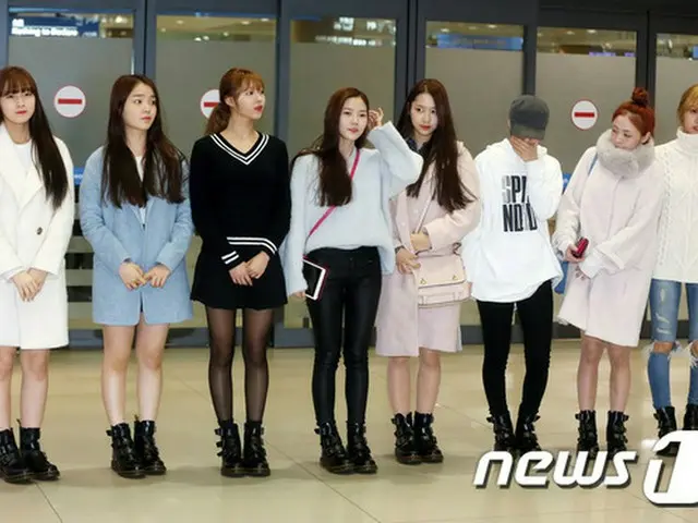 韓国の8人組ガールズグループ「OH MY GIRL」が米国・ロサンゼルス国際空港で15時間以上抑留された理由が「入国目的を正確に話さなかったから」という主張が出ている。