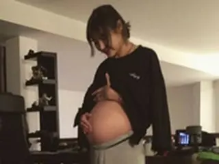 「COOL」ユリ、妊婦姿を公開… 「出産まで、あと3か月」
