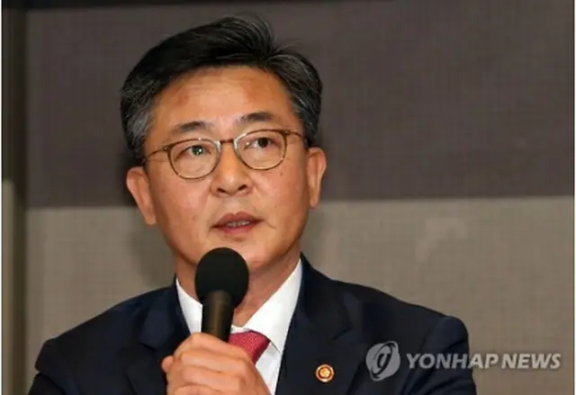 発言する統一部の洪長官＝１７日、ソウル（聯合ニュース）