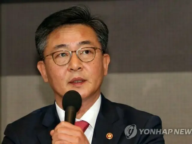 発言する統一部の洪長官＝１７日、ソウル（聯合ニュース）