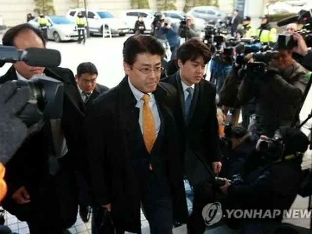 韓国地裁に入る加藤氏＝１７日、ソウル（聯合ニュース）