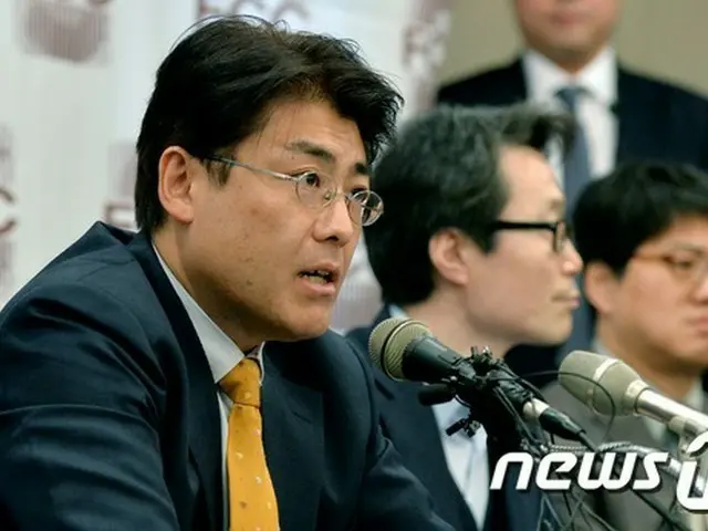 無罪を言い渡された産経新聞の加藤達也前ソウル支局長の表情は、確信に満ちあふれていた。彼は堂々と意見を明らかにし、日本から来た記者たちから拍手を送られた。（提供:news1）