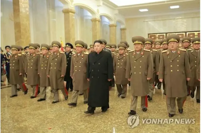 錦繍山太陽宮殿を参拝する金第１書記と幹部たち＝（朝鮮中央通信＝聯合ニュース）