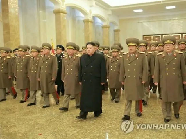 錦繍山太陽宮殿を参拝する金第１書記と幹部たち＝（朝鮮中央通信＝聯合ニュース）