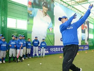 イ・デホ（李大浩）、野球教室で少年たちに夢のバッティング指導