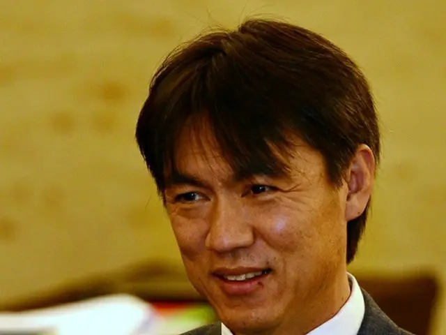 中国・杭州緑城FC（以下、杭州）の新たな司令塔としてサッカー界に復帰するホン・ミョンボ元韓国代表監督（46）が中国行き決定後初となる公の場に姿を見せた。