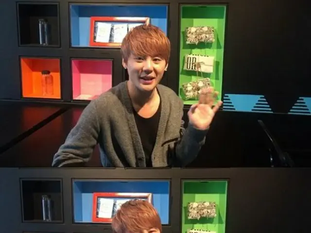 韓国歌手ジュンス（JYJ）がファンにサプライズでクリスマスと新年のあいさつを伝えた。（提供:OSEN）