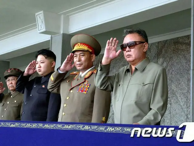 北朝鮮の目ディ座は24日、金正日（キム・ジョンイル）総書記の軍最高司令官推戴24周年を迎え、金総書記の核開発業績を集中的にほめ称えた。（提供:news1）
