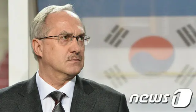 冬の休暇を過ごすため、韓国を離れたサッカー韓国代表ウリ・シュティーリケ監督（61）が、休暇中も業務を継続すると明かした。