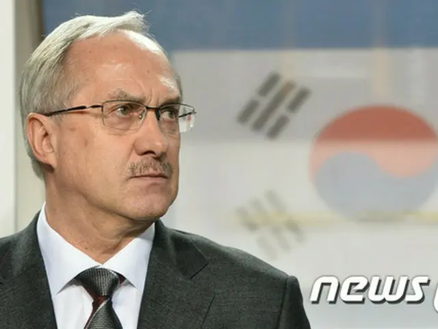 冬の休暇を過ごすため、韓国を離れたサッカー韓国代表ウリ・シュティーリケ監督（61）が、休暇中も業務を継続すると明かした。