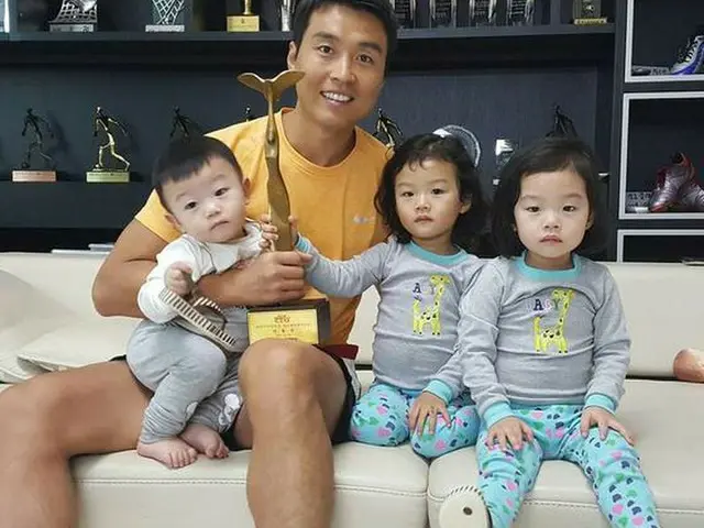 韓国で放送中の人気バラエティ番組「スーパーマンが帰ってきた」に出演中のサッカー選手イ・ドングク（36）が「KBS芸能大賞」を受賞し、喜びを明かした。（提供:news1）