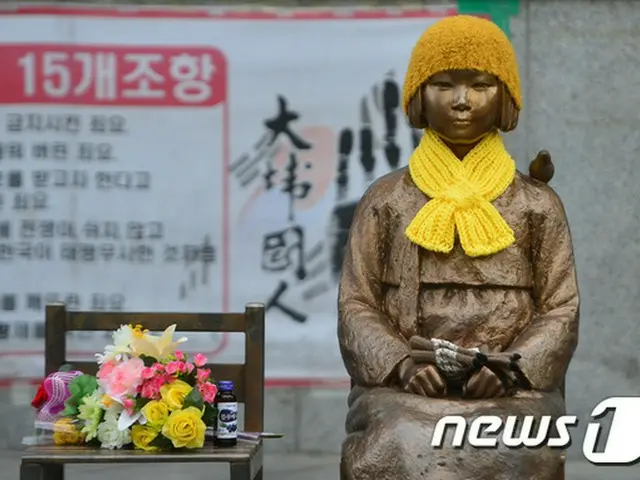 28日、韓国政府は日本側と慰安婦問題を協議し、10億円規模の財団設立などで合意に至った中、韓国市民らは29日、ソウル市内にある日本大使館前「平和の少女像」に集まった。