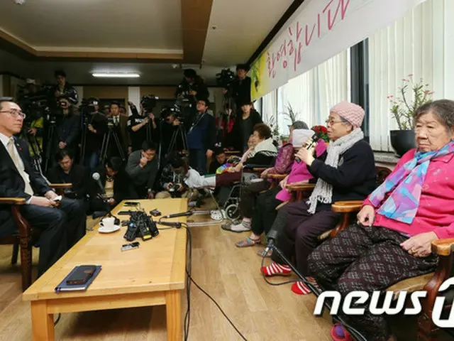 韓国・京畿道（キョンギド）に位置する分かち合いの家を訪問した韓国政府関係者は、元慰安婦らに日韓合意の内容を伝えるも、「受け入れることはできない」と厳しい反応が返ってきた。