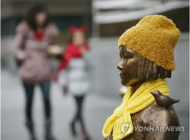ソウルの日本大使館前に設置されている少女像＝（聯合ニュース）