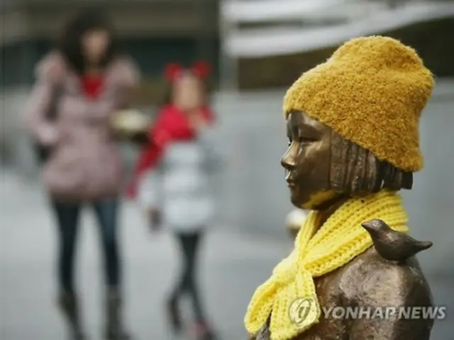 ソウルの日本大使館前に設置されている少女像＝（聯合ニュース）