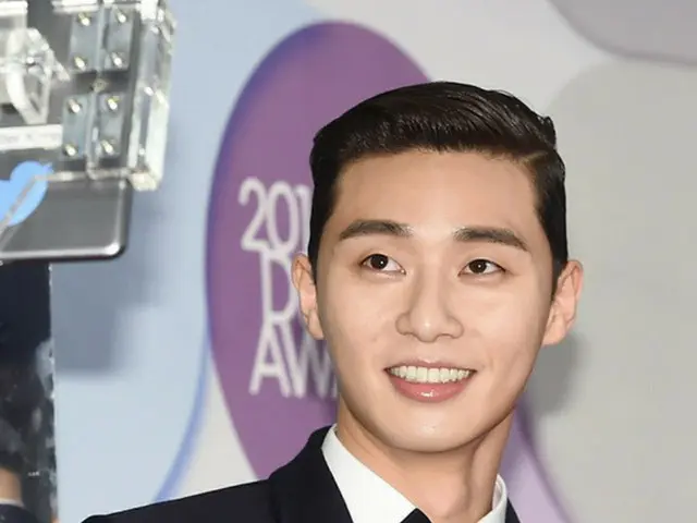 俳優チソンと俳優パク・ソジュンが男性同士で「ベストカップル賞」を受賞した。30日夜、韓国ソウルで開催された「2015 MBC演技大賞」でのこと。男性同士のベストカップル賞は前代未聞。写真はパク・ソジュン