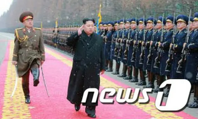 北朝鮮の金正恩（キム・ジョンウン）第1書記が、4回目の核実験であり初の水爆実験に参与した核科学者や技術者らとともに記念撮影をしたと、11日の朝鮮中央通信が報じた。（提供:news1）