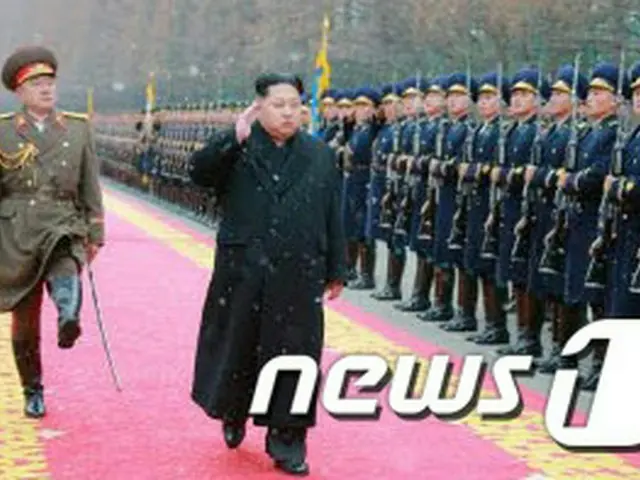 北朝鮮の金正恩（キム・ジョンウン）第1書記が、4回目の核実験であり初の水爆実験に参与した核科学者や技術者らとともに記念撮影をしたと、11日の朝鮮中央通信が報じた。（提供:news1）